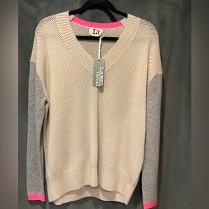 Label + Thread Sandra Block crew nude/fog with pink accents